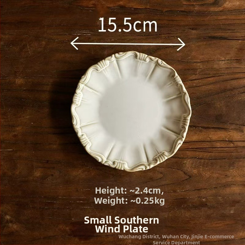 Portselninė lėkštė su krosninės glazūros paviršiumi, dryžių raštas, nėrinių formos, šviesus prabangus retro stilius