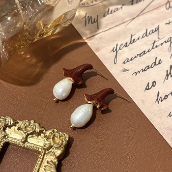 Cercei cu email floral și perle naturale, bază de cupru, știft din argint 925, finisaj cu picuri de ulei, stil medieval literar retro