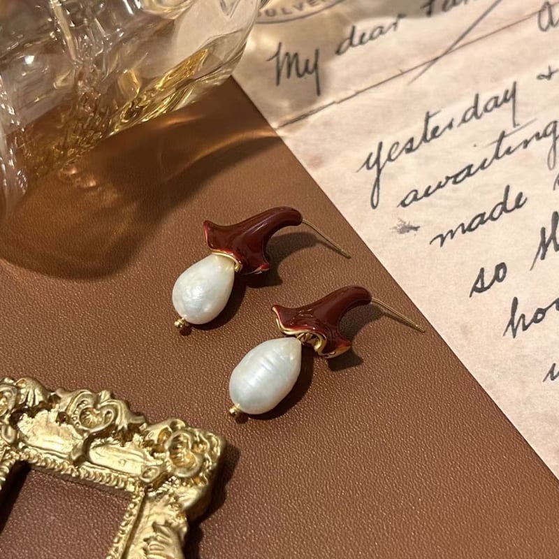 Cercei cu email floral și perle naturale, bază de cupru, știft din argint 925, finisaj cu picuri de ulei, stil medieval literar retro