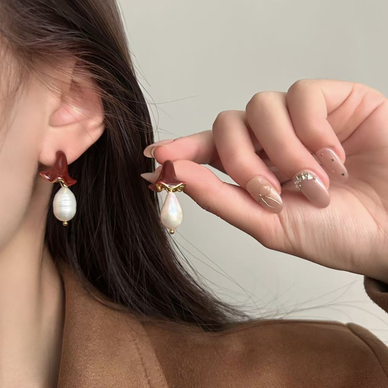 Cercei cu email floral și perle naturale, bază de cupru, știft din argint 925, finisaj cu picuri de ulei, stil medieval literar retro