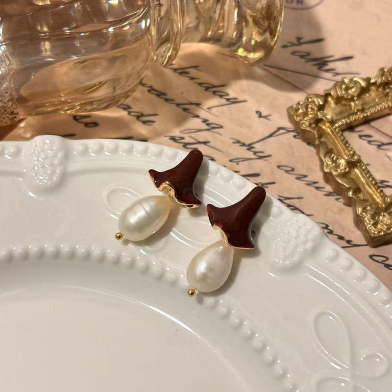 Cercei cu email floral și perle naturale, bază de cupru, știft din argint 925, finisaj cu picuri de ulei, stil medieval literar retro