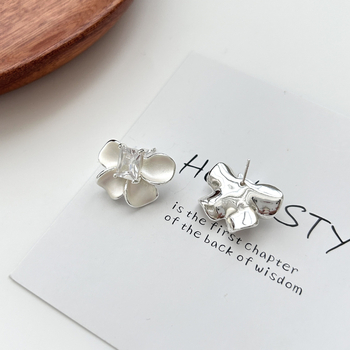 Cercei cu funda și diamante pătrate – purtare dublă, material: ac de argint + cupru, tehnică: vopsire, formă: funda, cod Er3589