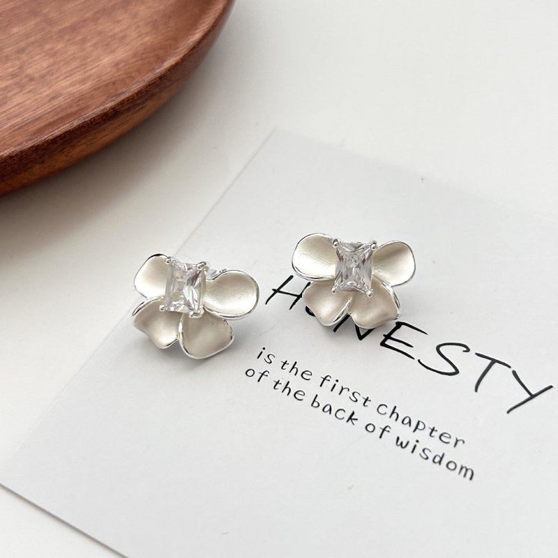 Cercei cu funda și diamante pătrate – purtare dublă, material: ac de argint + cupru, tehnică: vopsire, formă: funda, cod Er3589