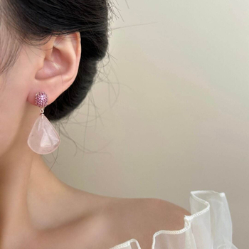 Cercei cu formă de picătură din cuarț roz, piatră naturală, tijă din argint 925, placare electroplatină, design original