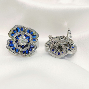 Vasest kõrvarõngad kamellia lille motiiviga ja teemantidega paigutusega, retro prantsuse stiil