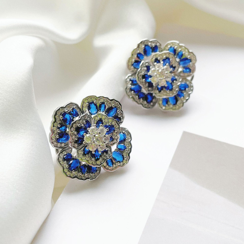 Vasest kõrvarõngad kamellia lille motiiviga ja teemantidega paigutusega, retro prantsuse stiil