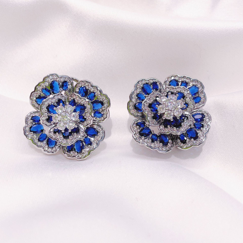 Vasest kõrvarõngad kamellia lille motiiviga ja teemantidega paigutusega, retro prantsuse stiil