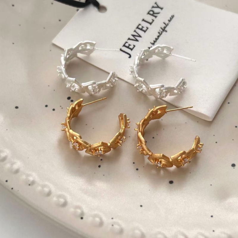 Cercei cu zirconiu, design floral, formă în C, corp din cupru, știfturi din argint 925