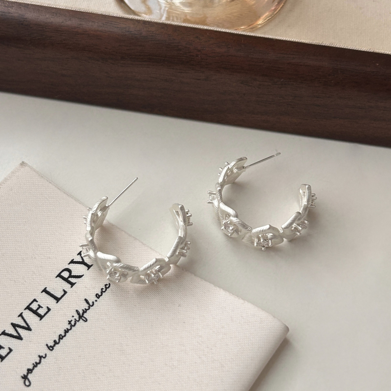 Cercei cu zirconiu, design floral, formă în C, corp din cupru, știfturi din argint 925