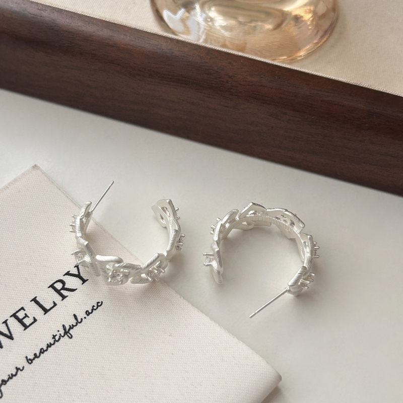 Cercei cu zirconiu, design floral, formă în C, corp din cupru, știfturi din argint 925