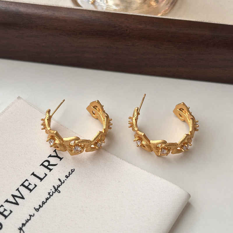 Cercei cu zirconiu, design floral, formă în C, corp din cupru, știfturi din argint 925