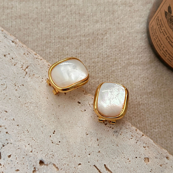 Kõrva klipsud geomeetrilise kujundusega ja fritillaria motiiviga, vaskpõhi kuldplekiga, looduslik pärl, vintage stiil (Kood Er3683)