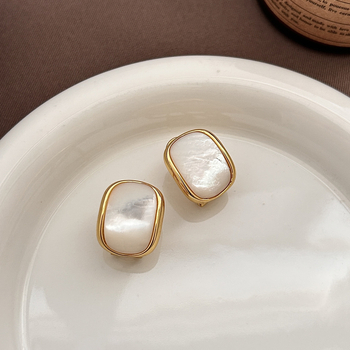 Kõrva klipsud geomeetrilise kujundusega ja fritillaria motiiviga, vaskpõhi kuldplekiga, looduslik pärl, vintage stiil (Kood Er3683)