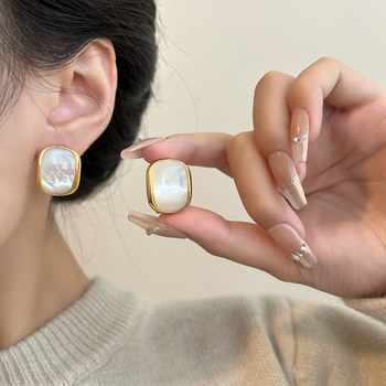 Kõrva klipsud geomeetrilise kujundusega ja fritillaria motiiviga, vaskpõhi kuldplekiga, looduslik pärl, vintage stiil (Kood Er3683)