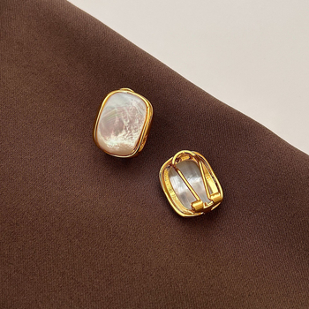 Kõrva klipsud geomeetrilise kujundusega ja fritillaria motiiviga, vaskpõhi kuldplekiga, looduslik pärl, vintage stiil (Kood Er3683)