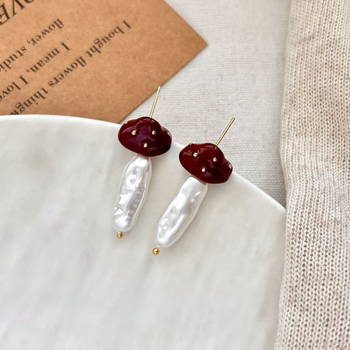 Naušnice s umjetnim perlama, crveni gljiva motiv, nepravilni geometrijski oblik, srednjovjekovni književno-retro stil (umjetne perle; nepravilni geometrijski oblik; završetak s uljnim učinkom; ušni klinovi od srebra 925)