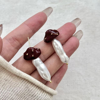 Naušnice s umjetnim perlama, crveni gljiva motiv, nepravilni geometrijski oblik, srednjovjekovni književno-retro stil (umjetne perle; nepravilni geometrijski oblik; završetak s uljnim učinkom; ušni klinovi od srebra 925)