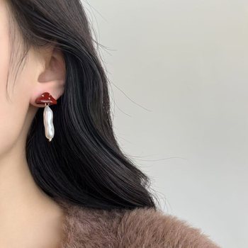 Naušnice s umjetnim perlama, crveni gljiva motiv, nepravilni geometrijski oblik, srednjovjekovni književno-retro stil (umjetne perle; nepravilni geometrijski oblik; završetak s uljnim učinkom; ušni klinovi od srebra 925)