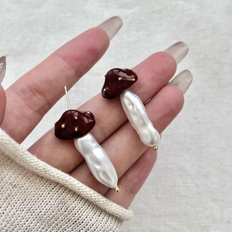 Naušnice s umjetnim perlama, crveni gljiva motiv, nepravilni geometrijski oblik, srednjovjekovni književno-retro stil (umjetne perle; nepravilni geometrijski oblik; završetak s uljnim učinkom; ušni klinovi od srebra 925)