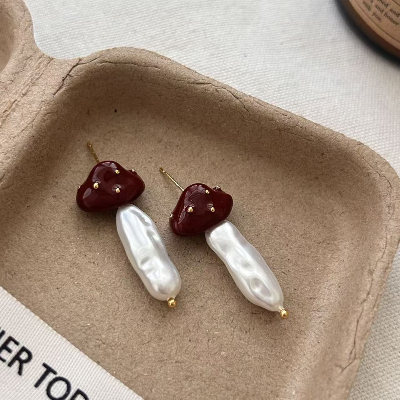 Naušnice s umjetnim perlama, crveni gljiva motiv, nepravilni geometrijski oblik, srednjovjekovni književno-retro stil (umjetne perle; nepravilni geometrijski oblik; završetak s uljnim učinkom; ušni klinovi od srebra 925)