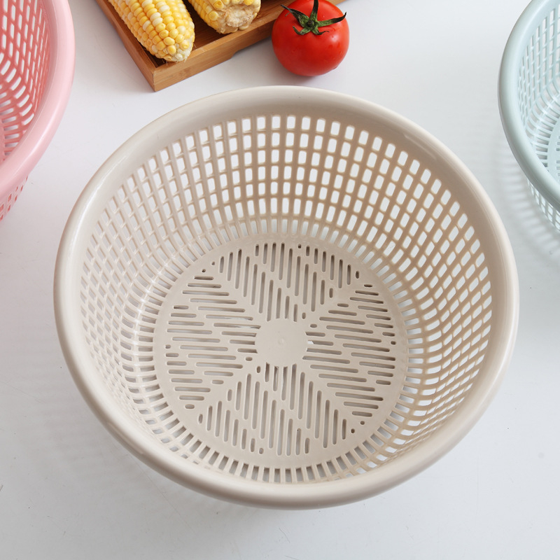 Műanyag gyümölcs- és zöldségkosár leeresztő nyílásokkal, minimalist stílusú konyhai tároló