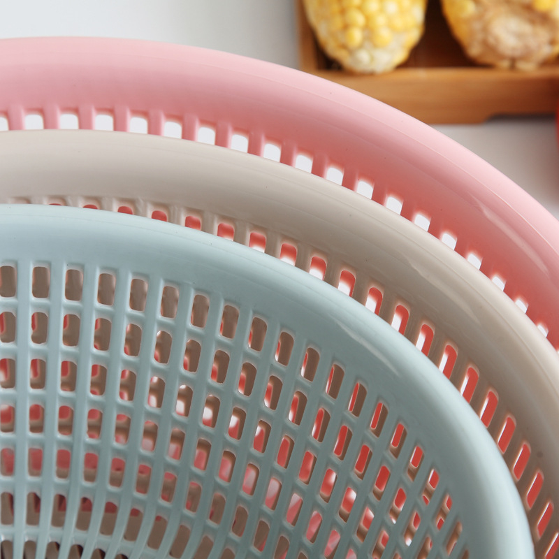 Műanyag gyümölcs- és zöldségkosár leeresztő nyílásokkal, minimalist stílusú konyhai tároló