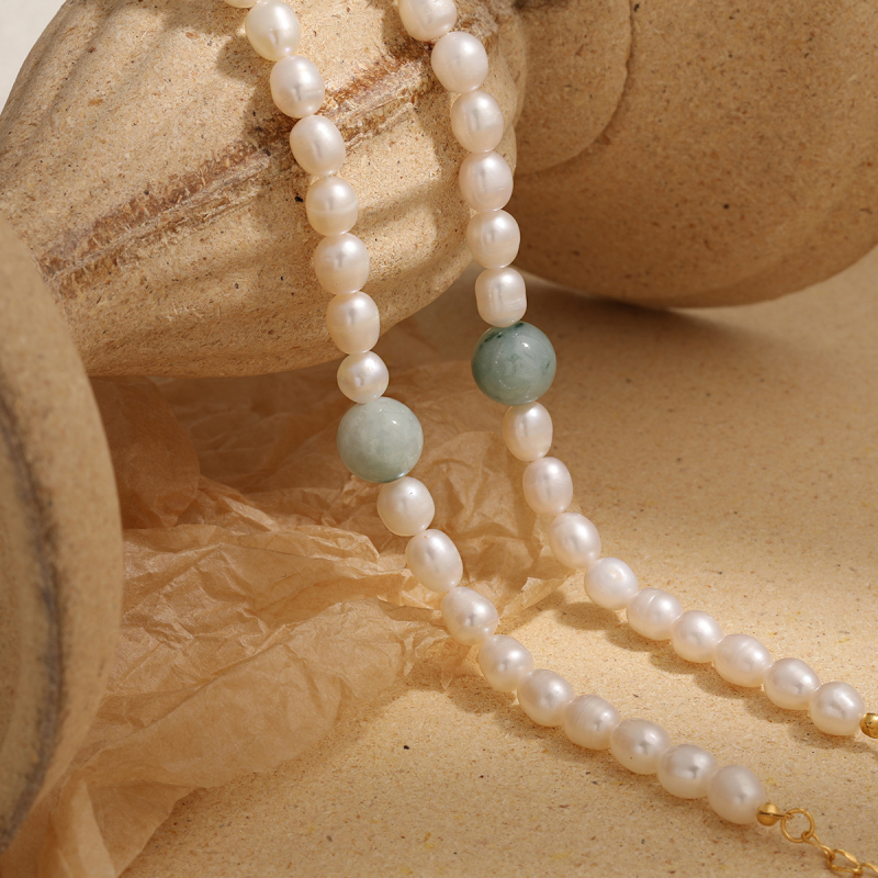Koreai stílusú jáde és édesvízi gyöngy karkötő, geometriai mintázat, titánacél részletekkel — Kaia Indor