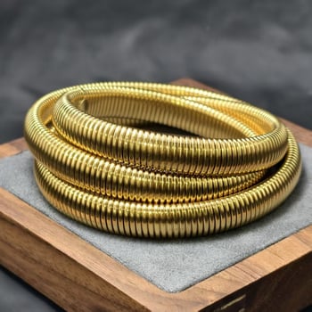 Jade-szerű kinézetű, személyes stílusú karkötő, 18K aranyozott rozsdamentes acélból, háromrétegű rugalmas kígyócsont karkötő (Anyag: rozsdamentes acél; Bevonat: aranyozott; Súly: 26,8 g; Rétegek: 3; Stílus: Személyes)