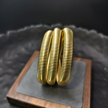 Jade-szerű kinézetű, személyes stílusú karkötő, 18K aranyozott rozsdamentes acélból, háromrétegű rugalmas kígyócsont karkötő (Anyag: rozsdamentes acél; Bevonat: aranyozott; Súly: 26,8 g; Rétegek: 3; Stílus: Személyes)