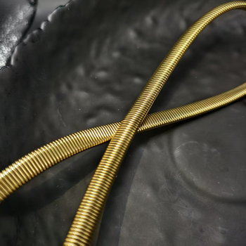 Jade-szerű kinézetű, személyes stílusú karkötő, 18K aranyozott rozsdamentes acélból, háromrétegű rugalmas kígyócsont karkötő (Anyag: rozsdamentes acél; Bevonat: aranyozott; Súly: 26,8 g; Rétegek: 3; Stílus: Személyes)