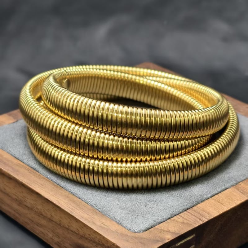 Jade-szerű kinézetű, személyes stílusú karkötő, 18K aranyozott rozsdamentes acélból, háromrétegű rugalmas kígyócsont karkötő (Anyag: rozsdamentes acél; Bevonat: aranyozott; Súly: 26,8 g; Rétegek: 3; Stílus: Személyes)