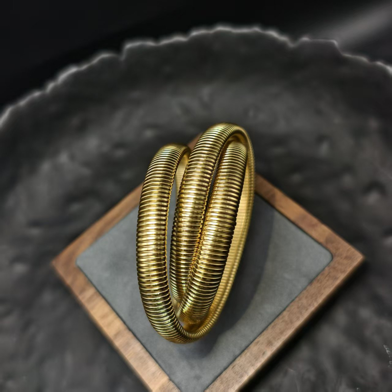 Jade-szerű kinézetű, személyes stílusú karkötő, 18K aranyozott rozsdamentes acélból, háromrétegű rugalmas kígyócsont karkötő (Anyag: rozsdamentes acél; Bevonat: aranyozott; Súly: 26,8 g; Rétegek: 3; Stílus: Személyes)