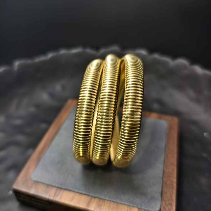 Jade-szerű kinézetű, személyes stílusú karkötő, 18K aranyozott rozsdamentes acélból, háromrétegű rugalmas kígyócsont karkötő (Anyag: rozsdamentes acél; Bevonat: aranyozott; Súly: 26,8 g; Rétegek: 3; Stílus: Személyes)