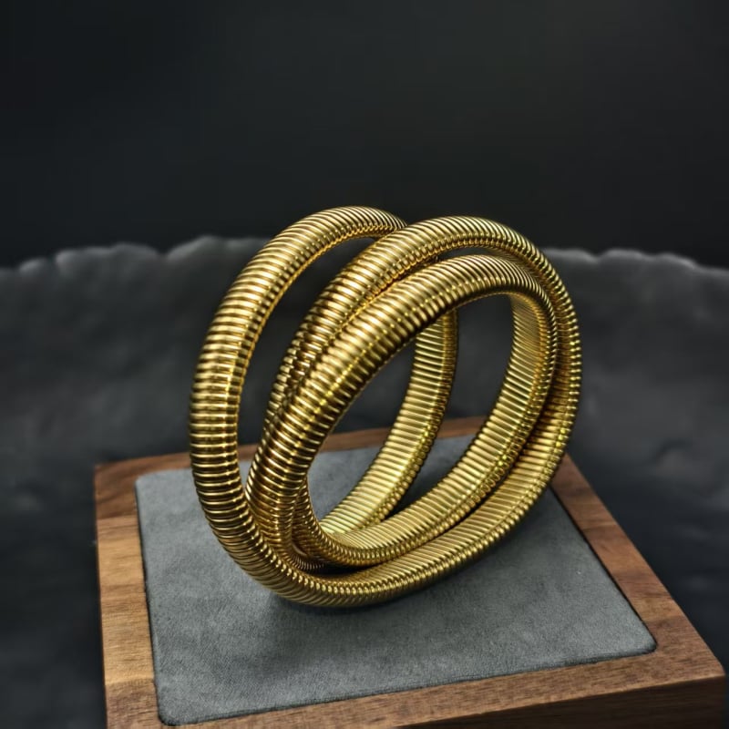 Jade-szerű kinézetű, személyes stílusú karkötő, 18K aranyozott rozsdamentes acélból, háromrétegű rugalmas kígyócsont karkötő (Anyag: rozsdamentes acél; Bevonat: aranyozott; Súly: 26,8 g; Rétegek: 3; Stílus: Személyes)