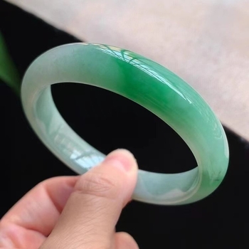 Smaragd karkötő lányoknak — természetes stílus, friss és édes, polírozott