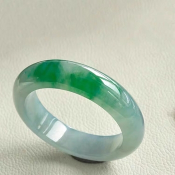 Smaragd karkötő lányoknak — természetes stílus, friss és édes, polírozott