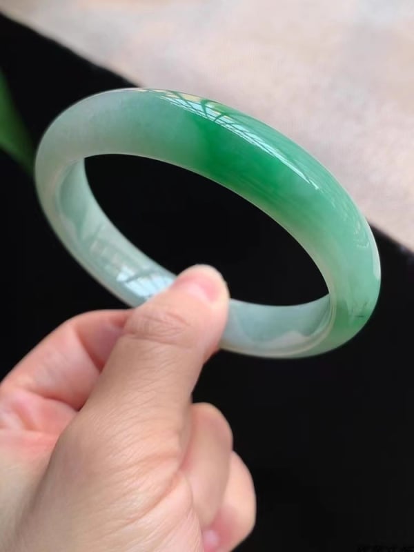 Smaragd karkötő lányoknak — természetes stílus, friss és édes, polírozott