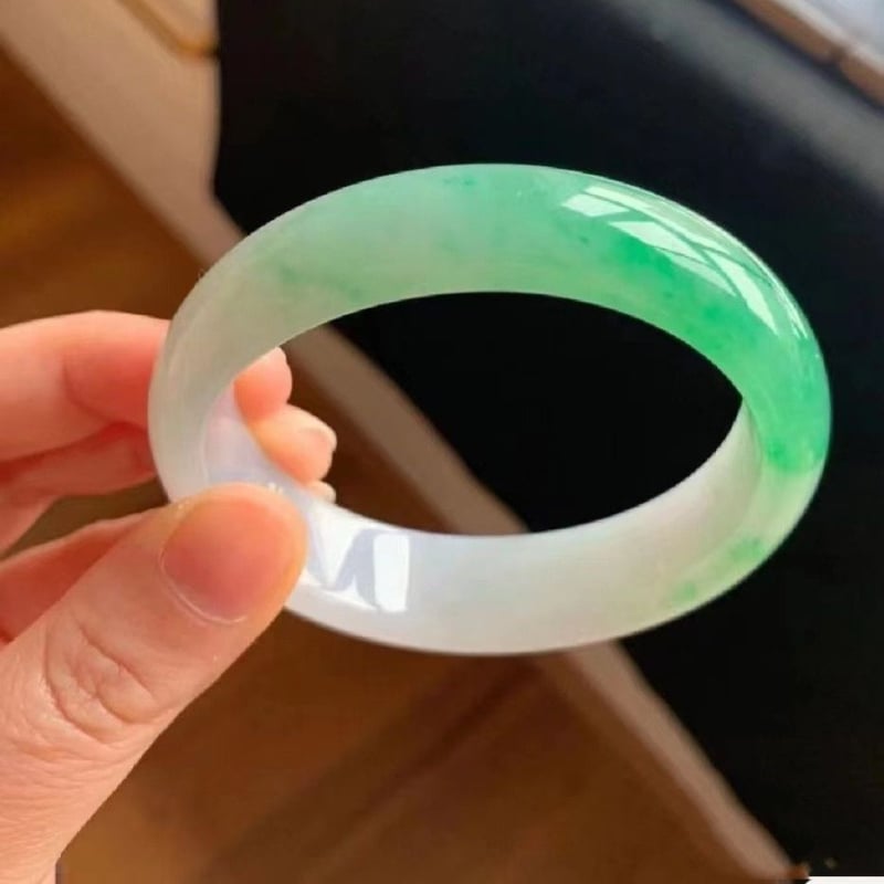 Smaragd karkötő lányoknak — természetes stílus, friss és édes, polírozott