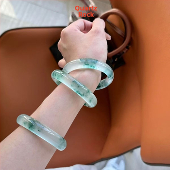 Náramok z kvarcitu, leštený povrch, 450 g, prírodný štýl, svieži a sladký