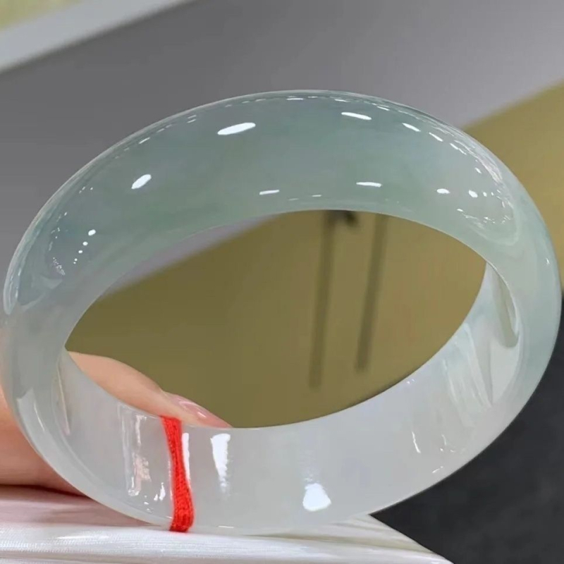Jadeit narukvica s pozlatom — ručna izrada, geometrijski oblik, unisex