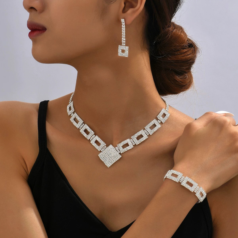 3-djelni set nakita: naušnice, ogrlica i narukvica — geometrijski kvadratni dizajn, rhinestones ugravirane, običan lanac, uzorak: križ/kruna/roma brojke