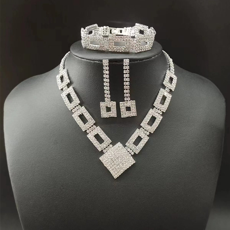 3-djelni set nakita: naušnice, ogrlica i narukvica — geometrijski kvadratni dizajn, rhinestones ugravirane, običan lanac, uzorak: križ/kruna/roma brojke