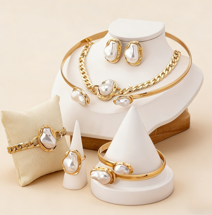 Speciális alakú gyöngy ékszerszett: fülbevaló, nyaklánc és gyűrű – ötvözet, O-lánc, függő medálok szív, csepp és harang formában – irodai stílus