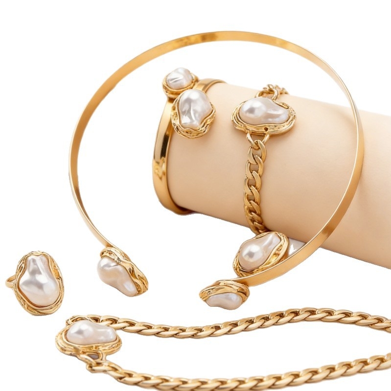 Speciális alakú gyöngy ékszerszett: fülbevaló, nyaklánc és gyűrű – ötvözet, O-lánc, függő medálok szív, csepp és harang formában – irodai stílus