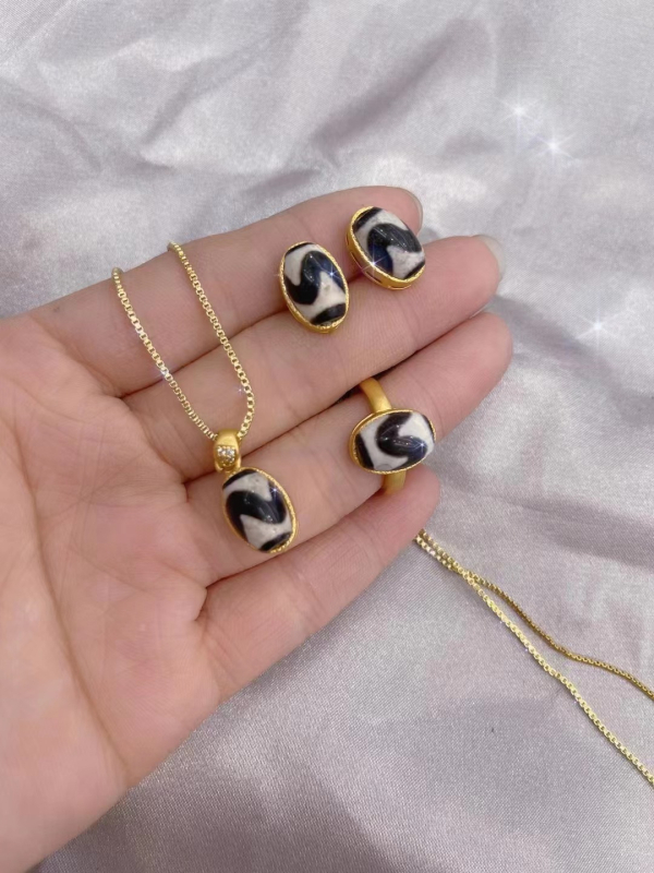 Set nakita: naušnice, ogrlica i narukvica; rhinestones; privjesak s miješanim kamenjem; lanac zmijskog kostiju; uzorak Zodijaka