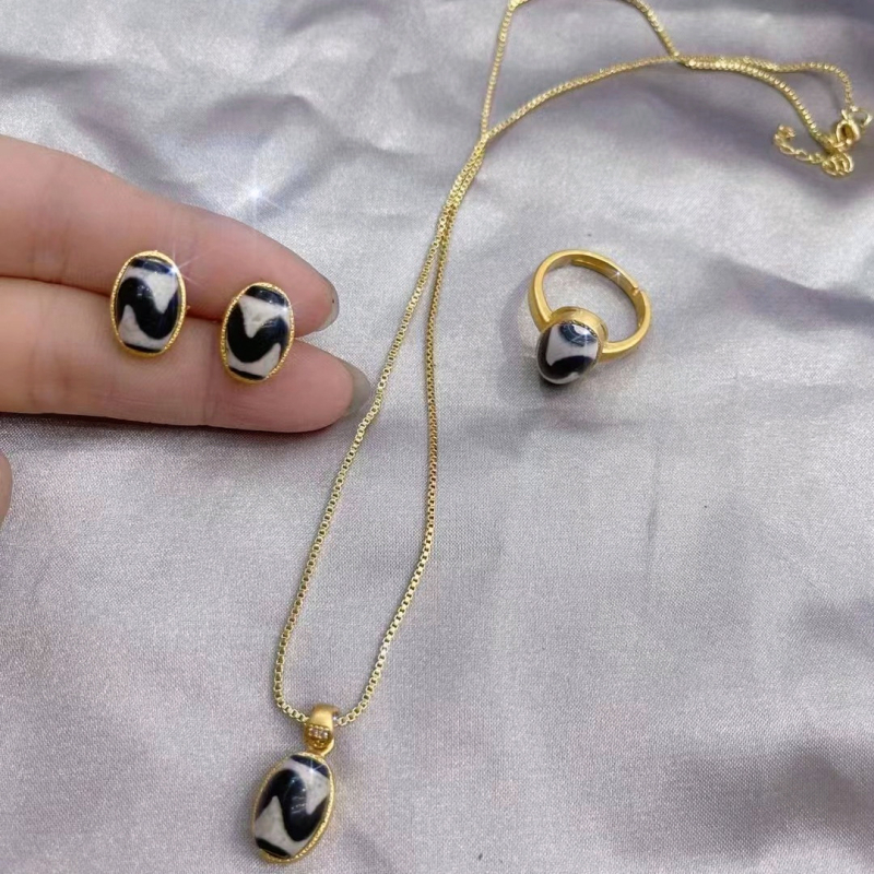 Set nakita: naušnice, ogrlica i narukvica; rhinestones; privjesak s miješanim kamenjem; lanac zmijskog kostiju; uzorak Zodijaka