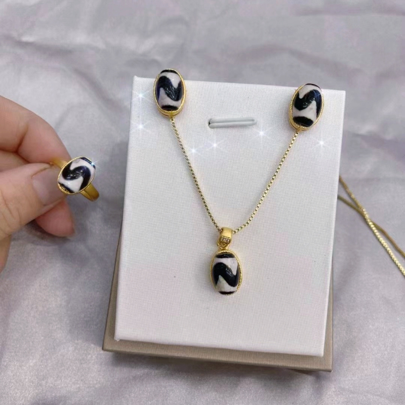Set nakita: naušnice, ogrlica i narukvica; rhinestones; privjesak s miješanim kamenjem; lanac zmijskog kostiju; uzorak Zodijaka