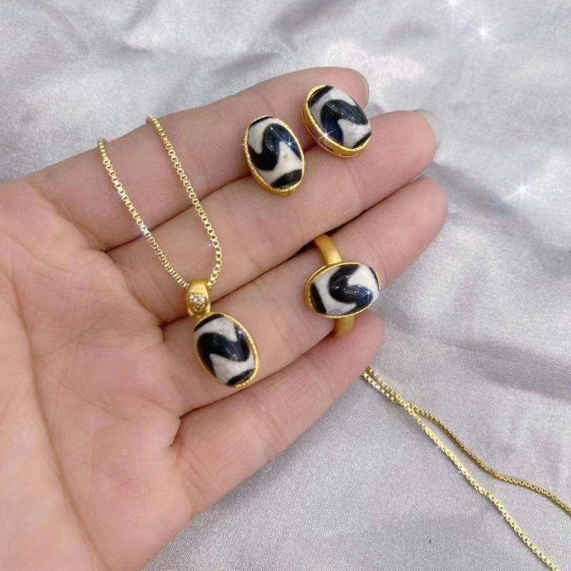 Set nakita: naušnice, ogrlica i narukvica; rhinestones; privjesak s miješanim kamenjem; lanac zmijskog kostiju; uzorak Zodijaka