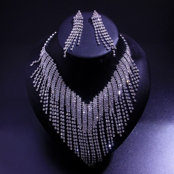 Set nakita s rhinestones i trešnjima: naušnice i ogrlica, standardni lanac, elektroplatiranje, oblici: srce / kapljica / zvončić