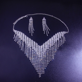 Set nakita s rhinestones i trešnjima: naušnice i ogrlica, standardni lanac, elektroplatiranje, oblici: srce / kapljica / zvončić